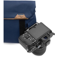 Peak Design Field Pouch v3 z paskiem niebieska na drobne akcesoria